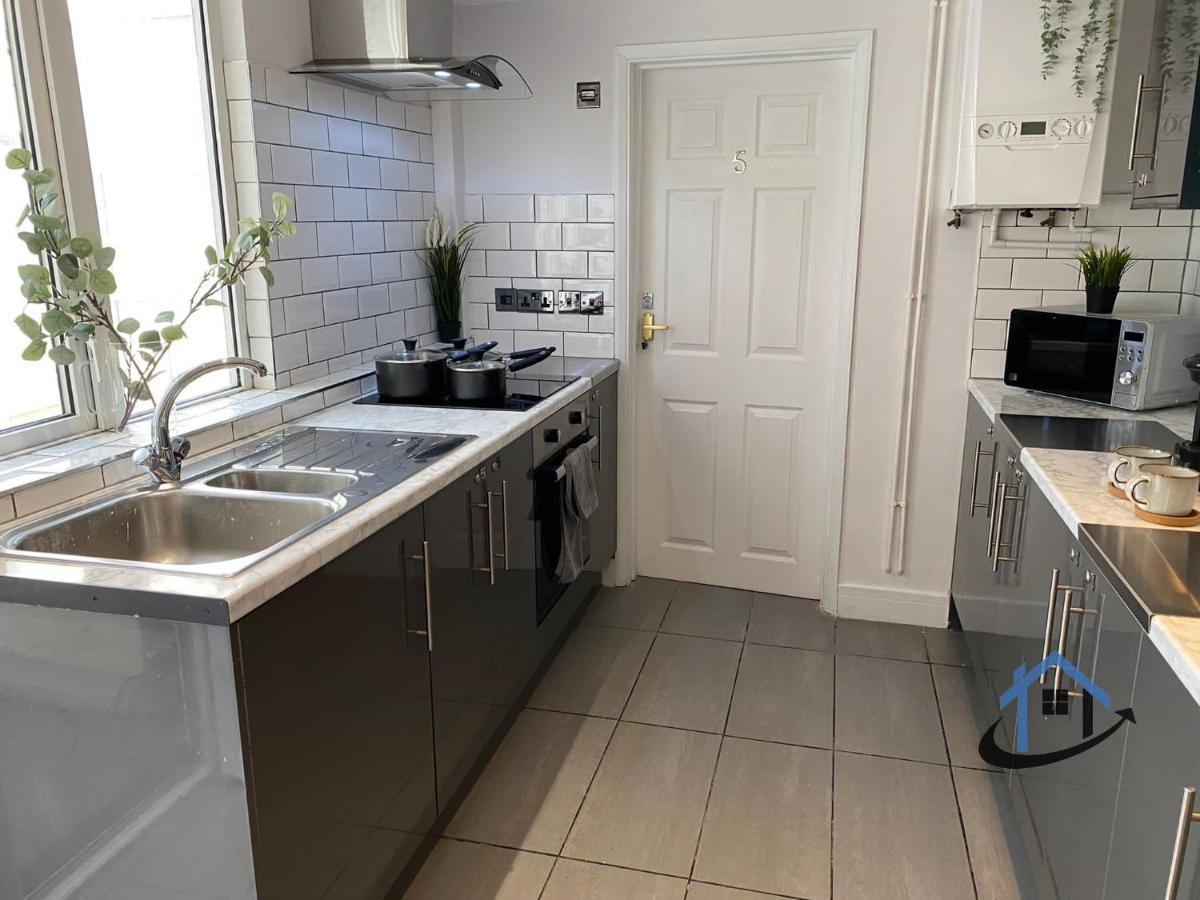 Acaster House, X4 Rooms With En-Suites X1 Room Private Bathroom, Street Parking, Close To Train Station ケタリング エクステリア 写真