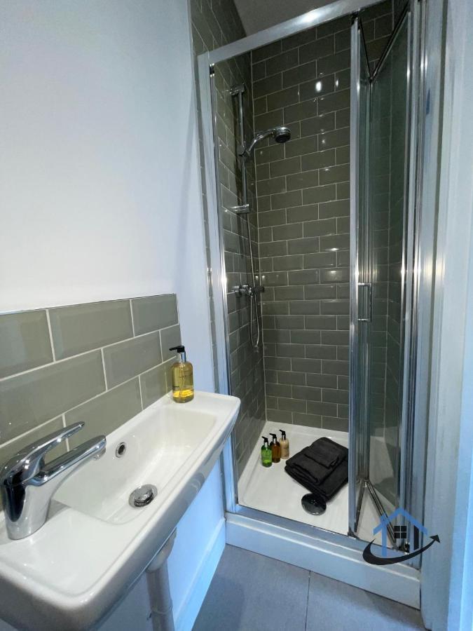 Acaster House, X4 Rooms With En-Suites X1 Room Private Bathroom, Street Parking, Close To Train Station ケタリング エクステリア 写真