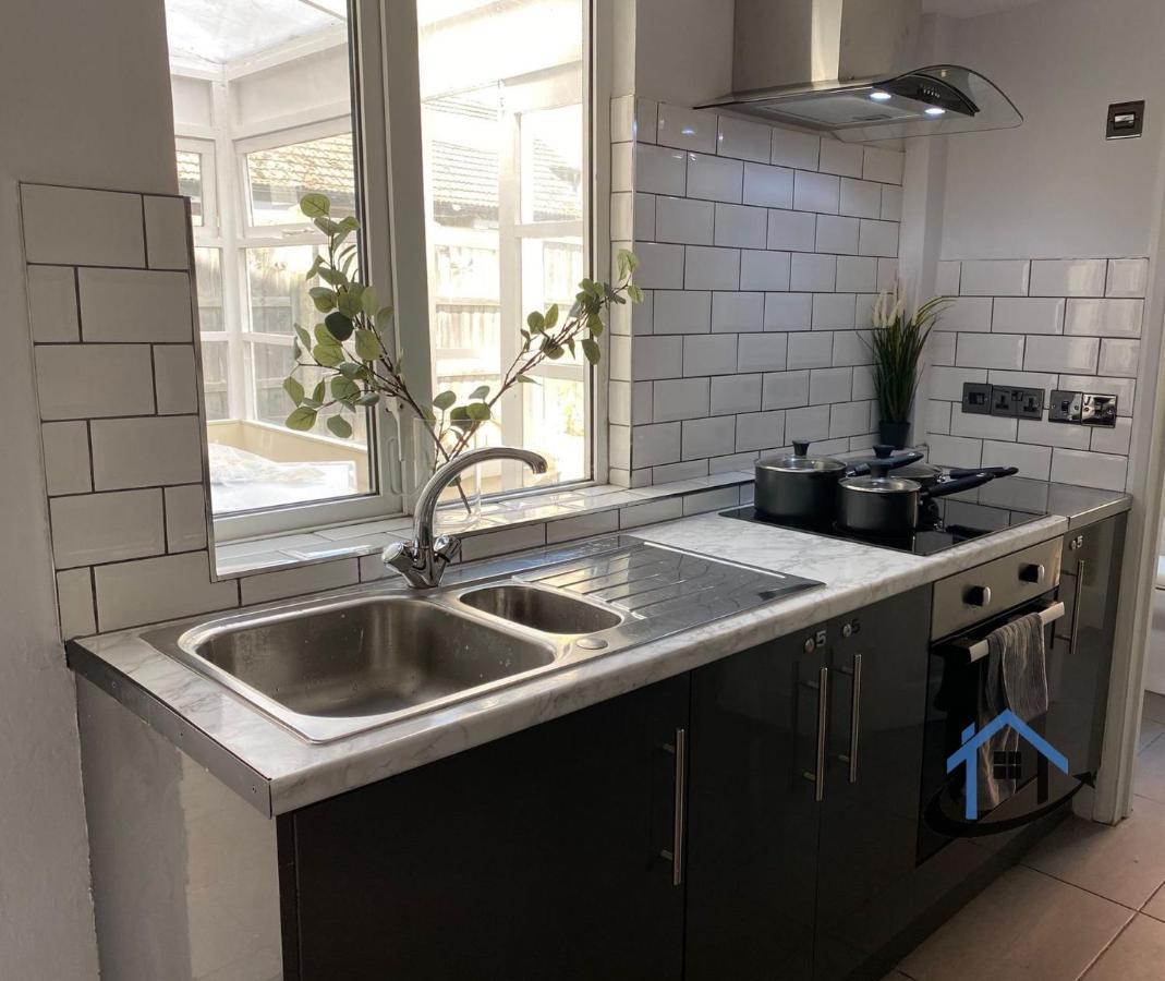 Acaster House, X4 Rooms With En-Suites X1 Room Private Bathroom, Street Parking, Close To Train Station ケタリング エクステリア 写真